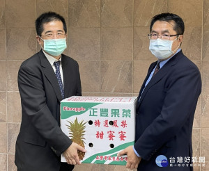 黃偉哲致贈關廟鳳梨  祝福聯電投資台南好運旺旺來