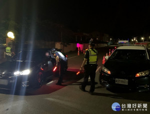 雲林縣警察局與南投縣警察局落實「區域聯防」機制，在縣市交界南雲大橋攜手執行全國同步取締酒後駕車勤務，確保用路人安全。