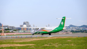 10日上午傳出立榮航空一架ATR-72客機，在從松山機場飛往馬祖南竿機場時落地程序時，因發生右側主輪爆胎，飛機急折返松山機場迫降，所幸班機已在上午11時8分順利降落松機，機上74人平安。（圖／資料照片，非當事班機。圖源：Wikipedia）