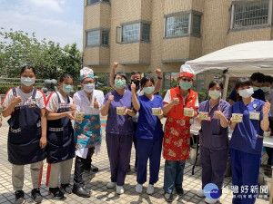 宋市長洪院長向醫護人員致謝意。（南投醫院提供）
