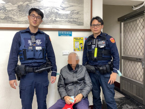 深夜老翁受困高架　警即刻救援助脫困