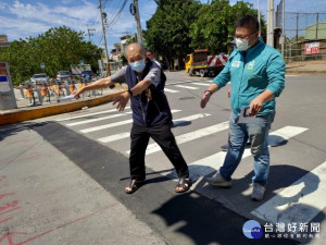 

大甲大智街、雁門路與錦上街口地勢低窪，遇雨淹水，立法院副院長其昌爭得前瞻計畫經費後，市議員施志昌昨日邀集內政部營建署等官員會勘，預計明年九月可完全改善工程。（記者陳榮昌攝）


