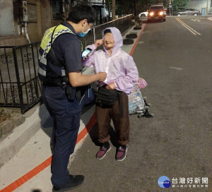 81歲失智婆婆夜晚想買菜迷途，警保護安全回家