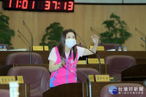 ▲青塘園遊客中心成大型工地，謝美英議員：委外設施瑕疵多成業者夢魘。(圖/市議會提供)