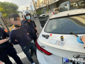 警方逮捕拒檢後又肇事逃逸的李姓毒品通緝犯/陳致愷翻攝