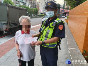 三重警分局為加強防制交通事故，針對年長者常進行晨運的公園周邊進行交通安全宣導，並發放螢光腳環、防疫用品及筆型手電筒等宣導品