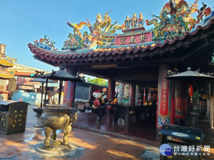 竹山鎮清潔隊人員一早在紫南宮全區消毒。（竹山公所提供）