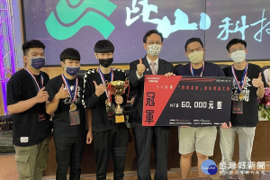 僑委會童振源委員長頒獎給冠軍隊。