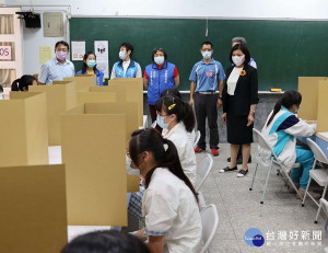 雲林縣政府為確保國中教育會考雲林考區學生應試安全，配合中央政府之規劃，擬定相關防疫措施及注意事項，特於北港高中實地模擬演練。