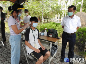 林明溱下午會勘國中會考考場防疫整備。（縣府提供）