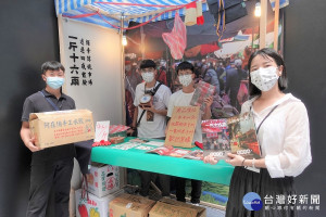 中原商設畢業作品「一斤十六兩」把傳統市場搬進展場，以視覺、聽覺、嗅覺、觸覺四感讓大家體驗逛菜市場
