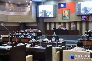 林明溱縣長做施政總報告。（記者扶小萍攝）