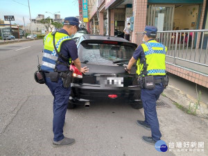 巡邏遇拋錨車　熱心警主動協助推車