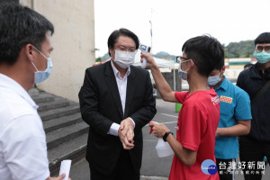 視察國中會考考場準備情況　林右昌預祝考生獲得佳績