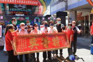 莊佩君獲新品種組特等獎。（記者扶小萍攝）