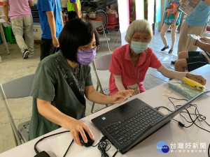 居民親至八張社區活動中心，使用國發會開發的投票系統進行投票。
