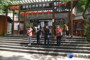 南投衛生局警察局觀光處等小組到風景區加強防疫宣導。（縣府提供）