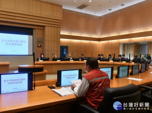 侯友宜16日邀集全市18家急救責任醫院院長，召開急救責任醫院防疫應變會議，共同討論提升醫療收治及篩檢量能，防堵疫情擴散