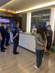 桃警落實防疫工作勸導店家停業 違者依法移送裁罰

