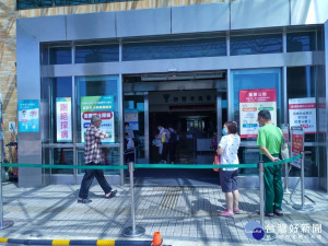 柳營奇美醫院因應新冠肺炎疫情嚴峻，擴大門禁篩檢及動線分流。