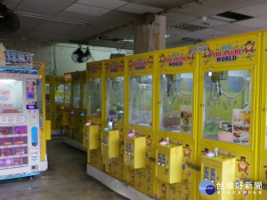 為避免青少年前往具防疫風險之營業場所逗留形成群聚，新北市17日公告八大類具防疫風險之營業場所，自即日起至5月28日禁止營業