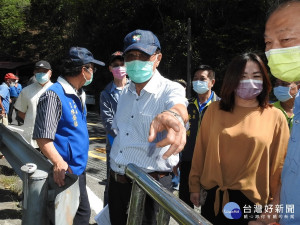 林明溱縣長會勘水里排水、道路淘空、破損危險地區，允諾加緊徹底改善。