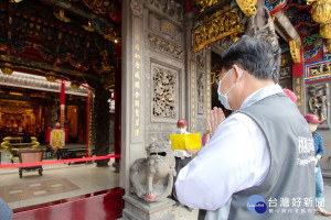 桃園市長鄭文燦視察宮廟暫停入內參拜措施，於景福宮廟埕進行參拜。