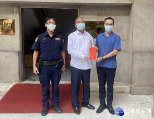 雲林縣警察之友會暨各分局警友辦事處體恤員警面對防疫工作的辛勞，由局長朱宗泰及各分局長親赴所屬警所頒發慰勉金。