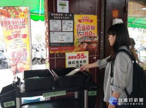 疫情嚴峻為確保飲食安全及防止疫情擴散，新北市轄內政府部門、學校、百貨公司業及購物中心、量販店業，自即日起得向環保局傳真或email申請90日內暫時提供免洗餐具