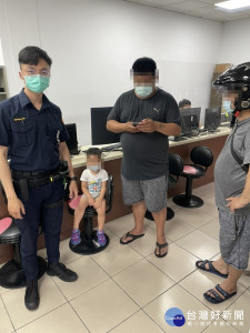 幼童與家人採買防疫物資不慎走失，員警協尋終於一家人開心團聚