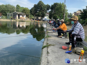 
國內疫情嚴峻，休閒釣魚場業者紛展開防疫工作，要垂釣者必須戴上口罩，不戴的釣客，將會受到拒絕下杆。（記者陳榮昌攝）