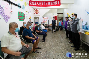 桃園市長鄭文燦前往北區遊民外展服務中心，關懷街友及視察街友防疫工作。