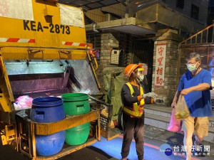環保局醒民眾外出倒垃圾務必戴好口罩，並保持安全距離，保護自已也保護清潔同仁