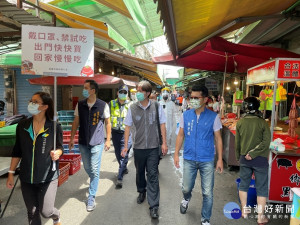 員警對有戴口罩但露出口鼻的民眾勸導，對於完全不配合戴口罩9位民眾執行開罰

