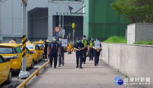 桃園警察分局由曾瑛峻及吳富田兩位副分局長，率員警分別於桃園火車站前後站區域進行巡查

