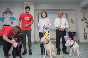 20日突傳出在總統官邸協助照顧退役工作犬的志工，也確診新冠肺炎。對此，總統府發言人張惇涵表示，蔡英文總統以及相關人員均已進行核酸檢測（PCR）篩檢，結果全為陰性。（圖／資料照片，圖源：總統府Flickr）