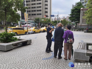 板橋警21日特別針對轄內12處民眾易聚集之公園、市場、車站周邊等強力執法，勸導驅離群聚民眾