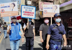 北港警分局落實稽查休閒娛樂場所關閉管制，亦針對人潮聚集處所及街友宣導防疫措施，若民眾未戴口罩將依規定移請縣府裁罰。（記者陳昭宗拍攝）