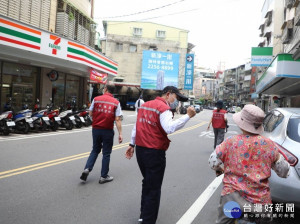 市長侯友宜23日一早前往視察熱區防疫中心及機動篩檢站，確認各編組完成整備待命，也籲請市民在疫情嚴峻期間共體時艱，配合市府防疫政策，齊心抗疫