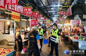 霧峰警方市場宣導。林重鎣翻攝