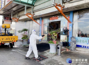 為避免增加社區傳染及群聚之風險，各鄉鎮市加強於戶外公共空間、人潮聚集場所等處執行環境清潔消毒作業外，防疫不停歇。