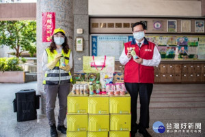 鄭市長致贈桃園各區農特產「元氣箱」，慰勉防疫消毒隊員們的辛勞付出