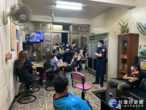 小吃店違規群聚無視防疫規定，警臨檢查獲函送裁罰