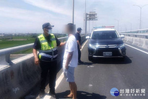 臺西警方獲報及時協助在快速道路上徘迴的失意男子，並與家屬耐心開導，平安返家。