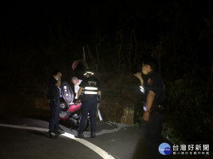 新竹老翁訪友迷路摔車，巡邏警救援脫困