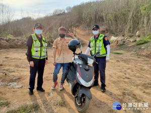 騎士車陷泥中　警救援助脫困