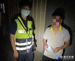 警方要移工戴口罩。林重鎣翻攝