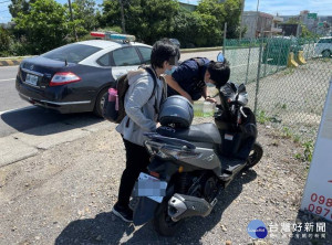 機車拋錨婦人烈日下推車，巡警幫買油助解圍