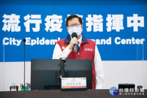 鄭市長致詞表示，「因COVID-19致受隔離或感染慰問金發給」方案，擴大適用至第一線防疫人員