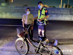 失智老翁忘記回家的路，無助徘迴街頭巧遇金湖所巡警，警方予以貼心照料，並協助安全返回溫暖的家。